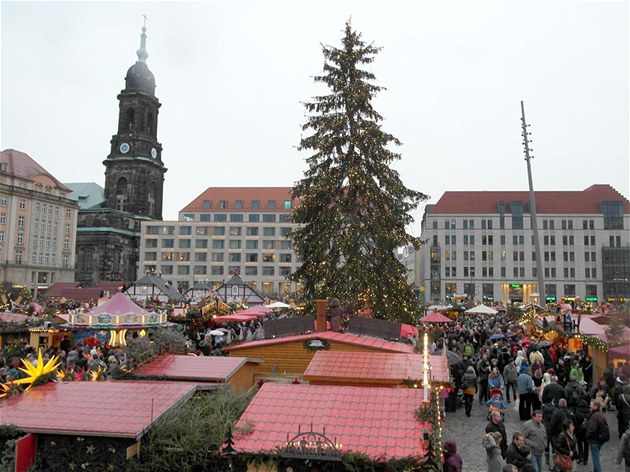 Vánoní strom na Altmarktu je ozdobený o poznání decentnji ne teba praský.