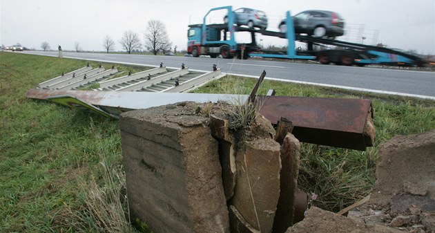 Rozlomená patka portálu se zna�kami nad silnicí �. 11 u Hradce Králové
