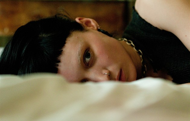 Z filmu Girl with the Dragon Tattoo (Mu�i, kte�í nenávidí �eny) Davida Finchera...