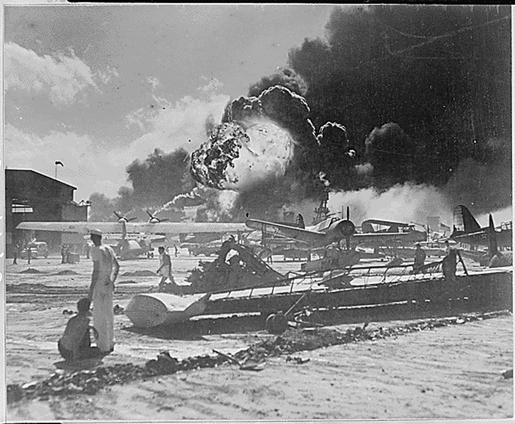 Ameri�tí vojáci sledují zkázu na vojenské základn� Pearl Harbor po útoku...