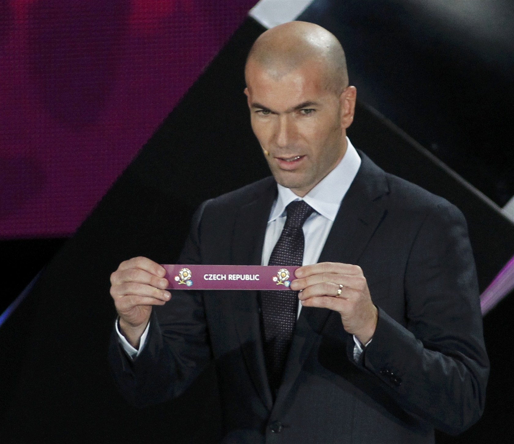 ZAHÝBAL S KURZY. A�koliv to legendární Francouz Zinedine Zidane neví, tím, �e vytáhl z osudí lístek �eské republiky, zvý�il �ance na postup fotbalist� ze skupiny na Euru 2012.