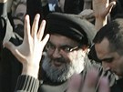 éf Hizballáhu Hasan Nasralláh mezi svými píznivci v Bejrútu (6. prosince 2011)