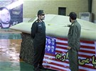 Údajný pionání letoun USA sestelený íránskou armádou. Vlevo brigádní generál