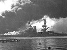 Hořící americká loď USS Nevada po japonském útoku na Pearl Harbor (7. prosince...