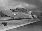 Ohořelé americké letadlo na Hickam Field po japonském útoku na Pearl Harbor (7....