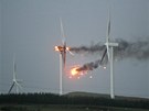 Na snímku je zachycený moment, kdy vzplála vtrná turbína elektrárny v...