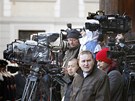 Ceremoniál u Praského hradu sledovaly desítky noviná. (8. prosince  2011)
