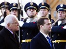 Václav Klaus a Dmitrij Medvedv procházejí kolem Hradní stráe. (8. prosince 