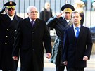 Václav Klaus a Dmitrij Medvedv kráejí za zvuk státních hymen po nádvoí