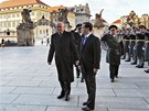 Václav Klaus a Dmitrij Medvedv kráejí za zvuk státních hymen po nádvoí