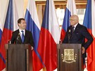 Dmitrij Medvedv a Václav Klaus na tiskové konferenci po podpisu smluv mezi