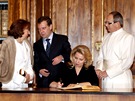 Manelka ruského prezidenta Svtlana Medvedvová se podepisuje do pamtní knihy...