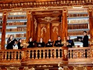 Sbor zpívá chorál v knihovn praského Strahovského klátera bhem návtvy