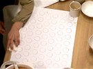 Na papír velikosti plechu si pedmalujte koleka o prmru 4 centimetr.