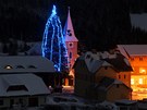 Dva a půl tisíce modrých světýlek ozdobilo smrk u Kostela sv. Štěpána v Kvildě...