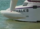 Hydroplán Grumman G-73T Mallard najídí do vody