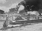 Američtí vojáci sledují zkázu na vojenské základně Pearl Harbor po útoku...