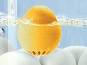 Vaječný časovač, který je vařen spolu se skutečnými vejci. Jakmile žloutek a