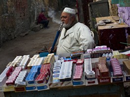 Egyptský prodava tabáku pokuuje v káhirské ulice a eká na zákazníky. V...