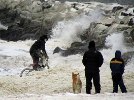 Dti z aljaského msta Nome si hrají v moské pn. S píchodem zimy msto...