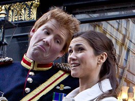 Dvojníci britského prince Harryho a Pippy Middletonové pózují bhem "královské...