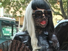 Na bný rozhovor do rádia Lady Gaga vyrazila v igelitu a krajce, kterou...