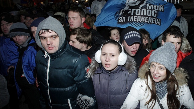 Shromdn mladch pvrenc Jednotnho Ruska nedaleko Kremlu. (6. prosince 2011)