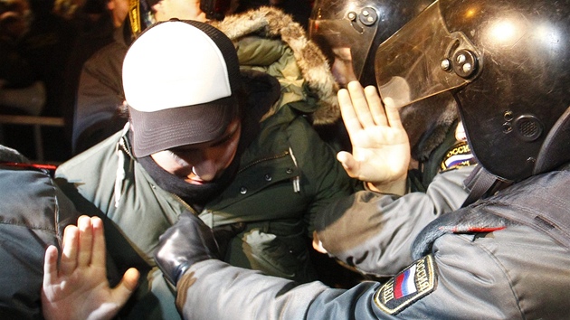 Policie zatkla na demonstraci proti nedlnm volbm nkolik set lid. (6. prosince 2011)