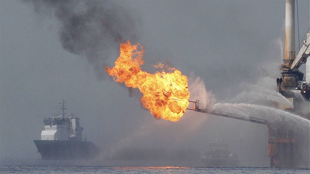 Těžaři spalují ropu v Mexickém zálivu