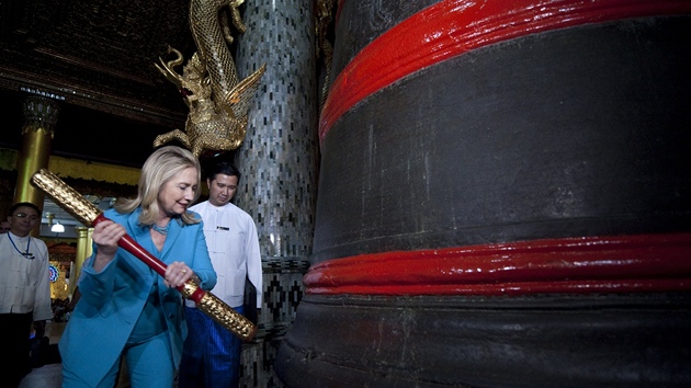 Americk ministryn zahrani Hillary Clintonov bhem obhldky vedagonsk pagody (1. prosince 2011)
