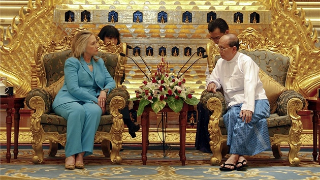 Americk ministryn zahrani Hillary Clintonov a barmsk prezident Thein Sein (1. prosince 2011)