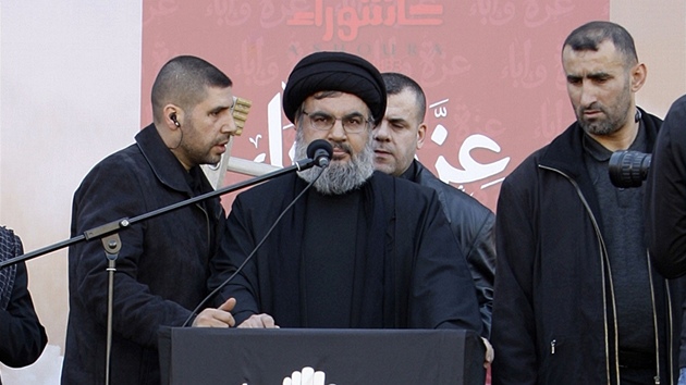 éf Hizballáhu Hasan Nasralláh mezi svými píznivci v Bejrútu (6. prosince