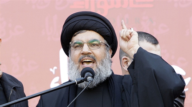 Šéf Hizballáhu Hasan Nasralláh mezi svými příznivci v Bejrútu (6. prosince 2011) 