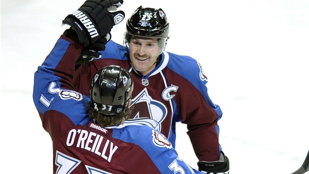 Milan Hejduk slav gl se spoluhrem z Colorada Ryanem O'Reillym.