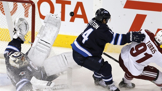 Brank Winnipegu Ondej Pavelec pedvd jeden  ze skvlch zkrok v utkn z Phoenixem.