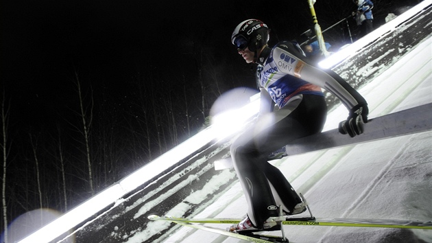 Z NEMOCNICE POD MSTEK. eský skokan na lyích Roman Koudelka sledoval závod drustev Svtového poháru v Harrachov jen zezdola. Na mstek po pádu nemohl.