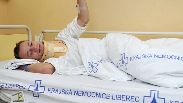 Skokan na lych Roman Koudelka v libereck nemocnici po pdu v trninku na Svtov pohr v Harrachov.