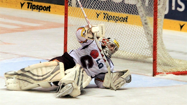 Spar�anský branká� branká�  Pöpperle dostal v Pardubicích osm gól�. 