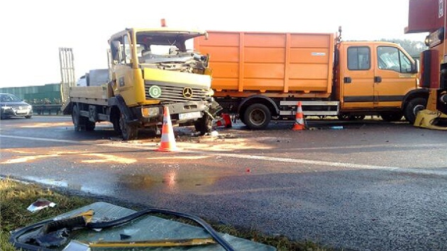 Na 23. kilometru dlnici D5 ve smru na Plze narazilo v sobotu rno auto odtahov sluby do dopravnho znaen. idi utrpl vn zrann, lehce zrann byl jeden ze silni, kte na dlnici pracovali.