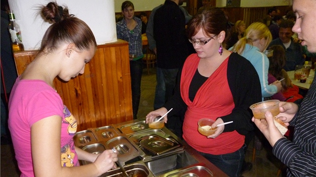Sout� o nejlep�í gulá� v Kralicích nad Oslavou. P�i výdeji sout�ních vzork�