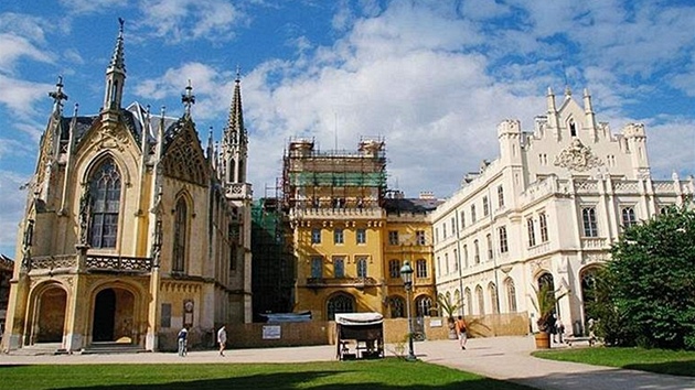 Státní hrad a zámek v eském Krumlov je se svými 350 000 návtvníky nejnavtvovanjím hradem v esku.