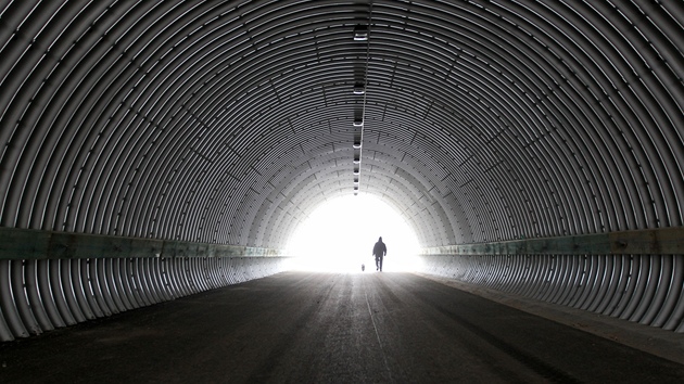 Tunel vedoucí do vnitní ásti stadionu ski areálu v Novém Mst na Morav, kde
