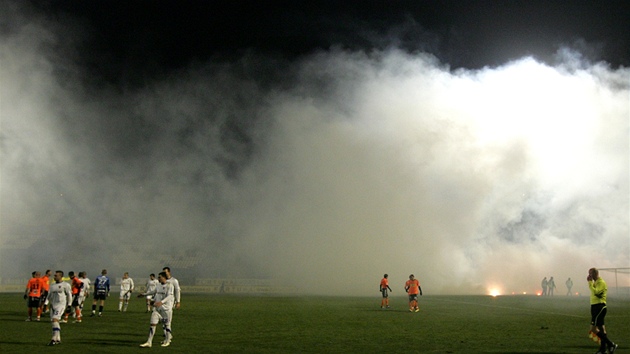 NÁSLEDEK DÝMOVNICE. Fotbalisté Olomouce i Ostravy ekají, a se rozptýlí dým a