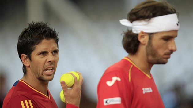 VÍC DOLEVA. panlský tenista Fernando Verdasco (vlevo) se domlouvá s parákem
