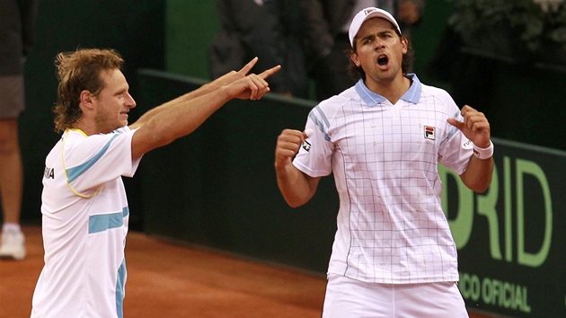 VÍTĚZNÝ TANEČEK. Argentinští tenisté David Nalbandian (vlevo) a Eduardo Schwank