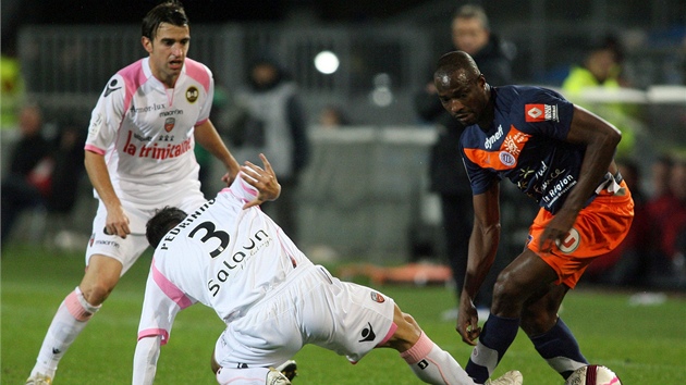 PROJDE? John Utaka, úto�ník Montpellier (vpravo), obchází Pedra da Silvu Rochu,