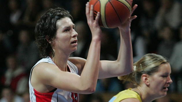 Krlovhradeck basketbalistka Michaela Hartigov stl na ko ped Evou Vtekovou z USK Praha.