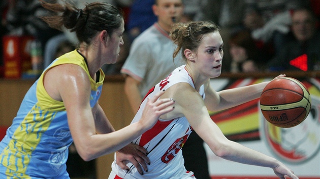 Krlovhradeck basketbalistka Kamila Seluck (vpravo) s mem ped Annou Montaanovou z USK Praha.