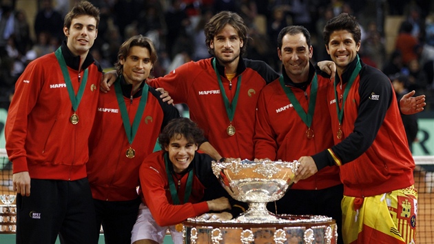 Španělští tenisté po vyhraném finále Davis cupu pózují s trofejí, kterou
