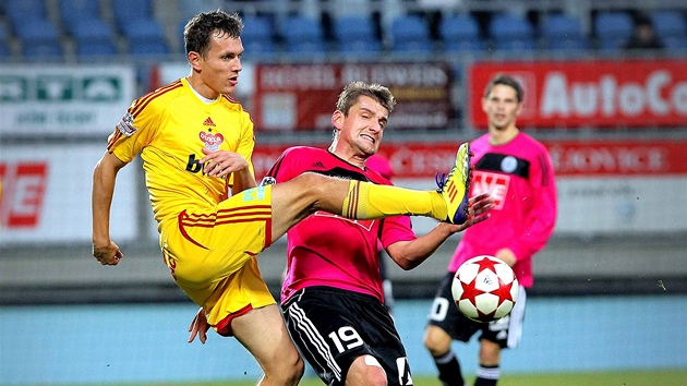Českobudějovický Filip Rýdel (vpravo) bojuje o míč s Ondřejem Švejdíkem,
